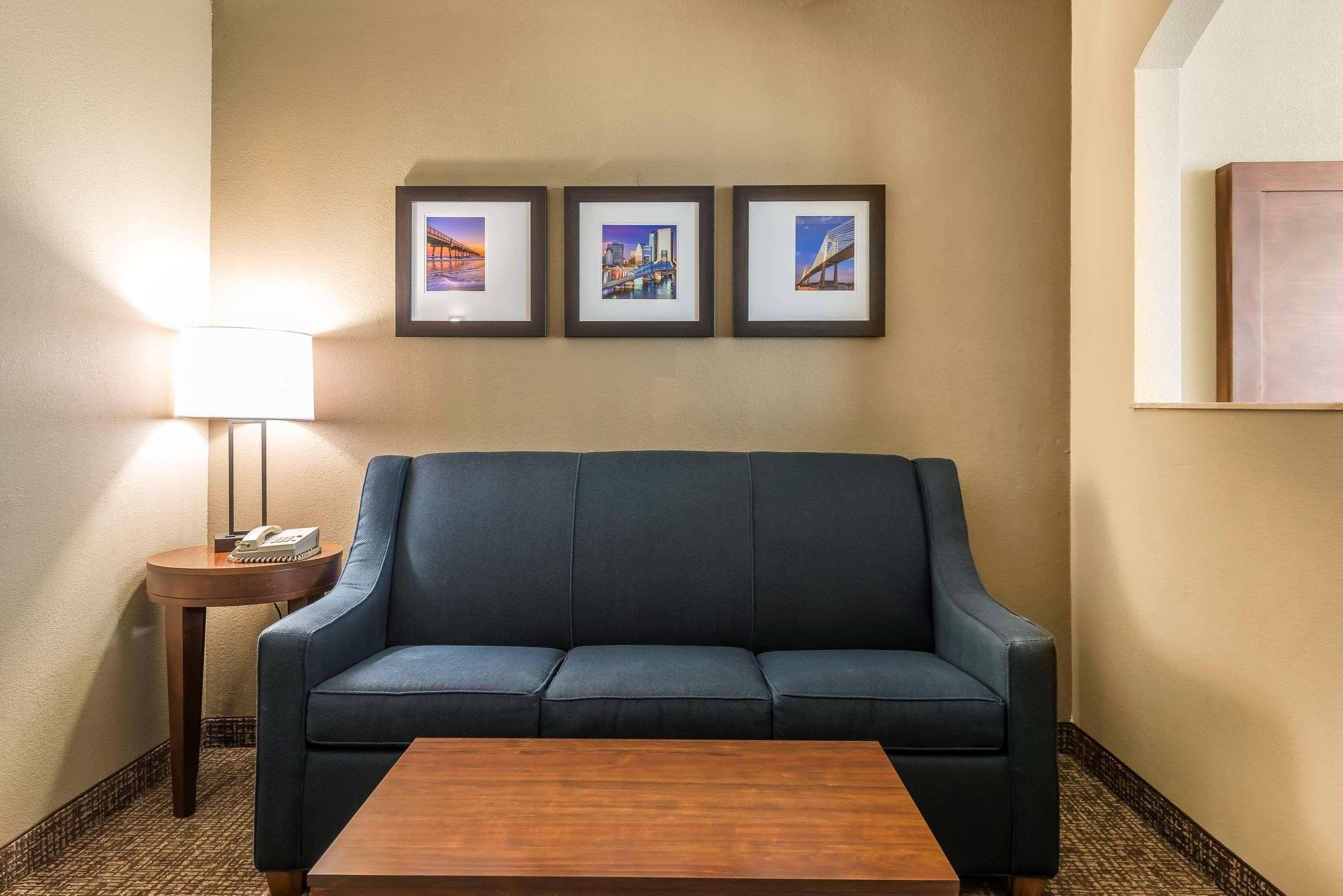 คอมฟอร์ท สวีทส์ เบย์มีโดว์ เนียร์ บัทเลอร์ บูเลอวาร์ด Hotel แจ็กสันวิลล์ ภายนอก รูปภาพ